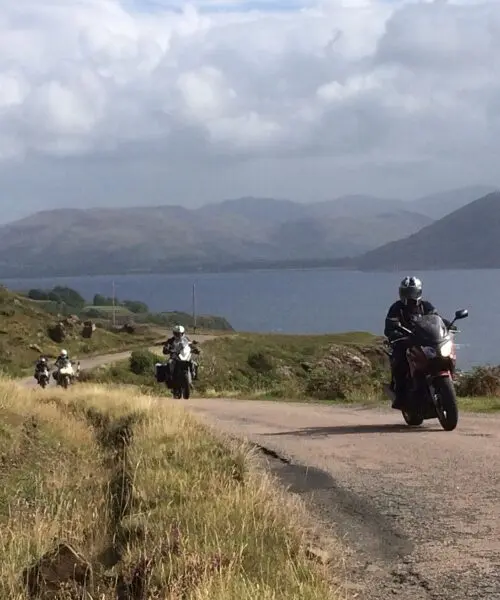 Motorrijders langs een Schots meer in het berglandschap – motorreis Scotland Explorer