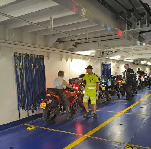 Motorrijders en motoren aan boord van de ferry naar Schotland – motorreis Scotland Explorer