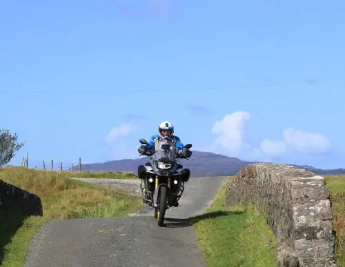 Motorrijder op een landelijke weg in Schotland – motorreis Spirit of Scotland