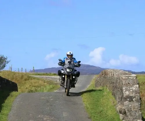 Motorrijder op een landelijke weg in Schotland – motorreis Scotland Explorer