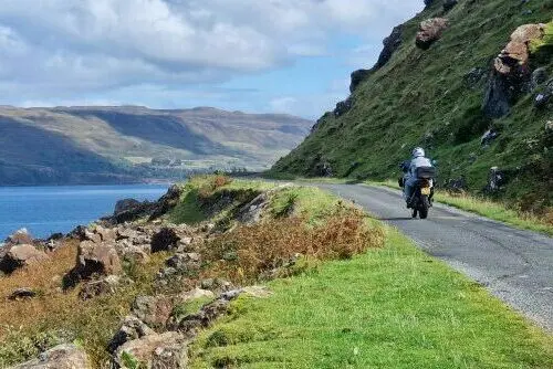 Motorrijder langs een Schots meer tijdens motorreis Scotland Explorer