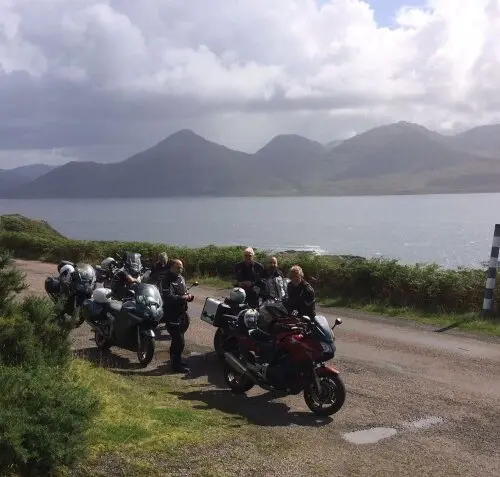 Motorrijders langs de Schotse kust tijdens de North Coast 500 – motorreis Spirit of Scotland