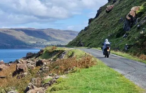 Motorrijder langs een Schots loch tijdens de North Coast 500 – motorreis Spirit of Scotland
