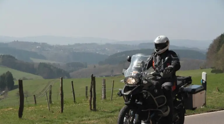 Motorrijder met uitzicht over het heuvelachtige Sauerland – motorreis Sauerland Rothaargebirge