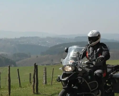 Motorrijder met uitzicht over het heuvelachtige Sauerland – motorreis Sauerland Rothaargebirge
