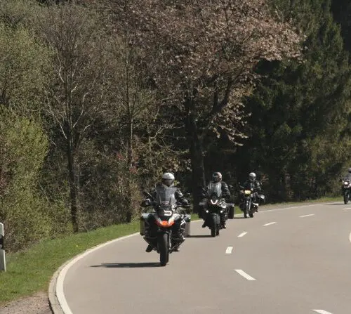 Groep motorrijders op een bochtige weg door het Sauerland – motorreis Sauerland Rothaargebirge