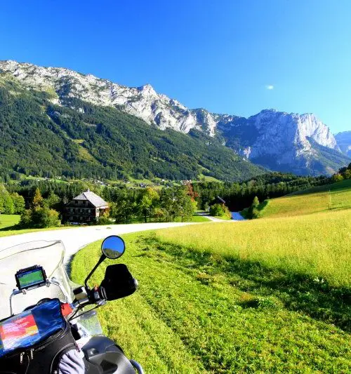 Motor op bergweg met uitzicht op de Oostenrijkse Alpen – motorreis Stiermarken Salzkammergut