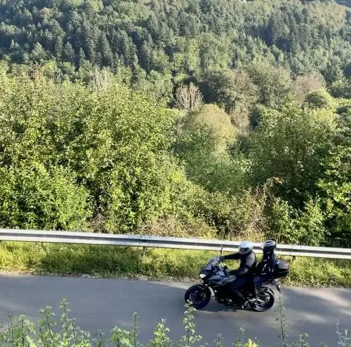 Motorrijder op een bochtige weg in het Westerwald, Duitsland