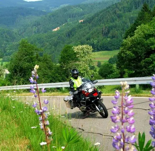 Motorrijder op een bochtige bergweg in het Zwarte Woud, Duitsland
