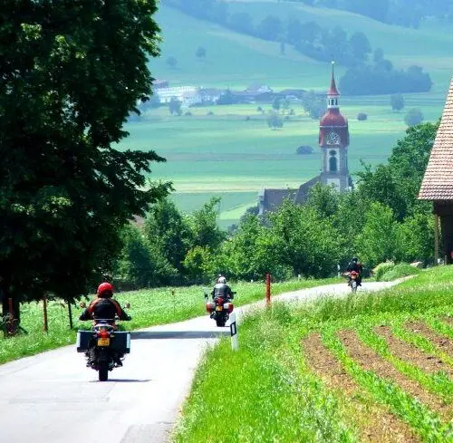 Motorrijders door het landelijke landschap bij Schaffhausen, Zwitserland