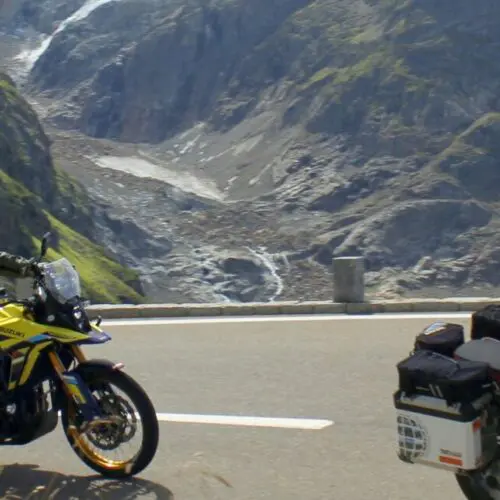 Twee motorrijders in de groepreizen van Zwitserland door THAT Motorreizen georganiseerd.