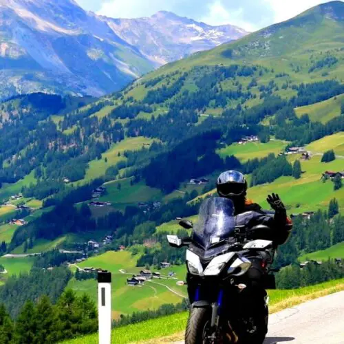 Groepsreizen Slovenië met THAT Motorreizen, motorrijders onderweg door bergen en groene valleien