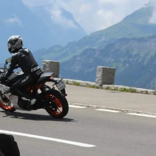 Motorrijders onderweg tijdens individuele motorreis Zwitserland