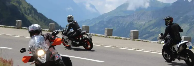 Motorrijders onderweg tijdens individuele motorreis Zwitserland