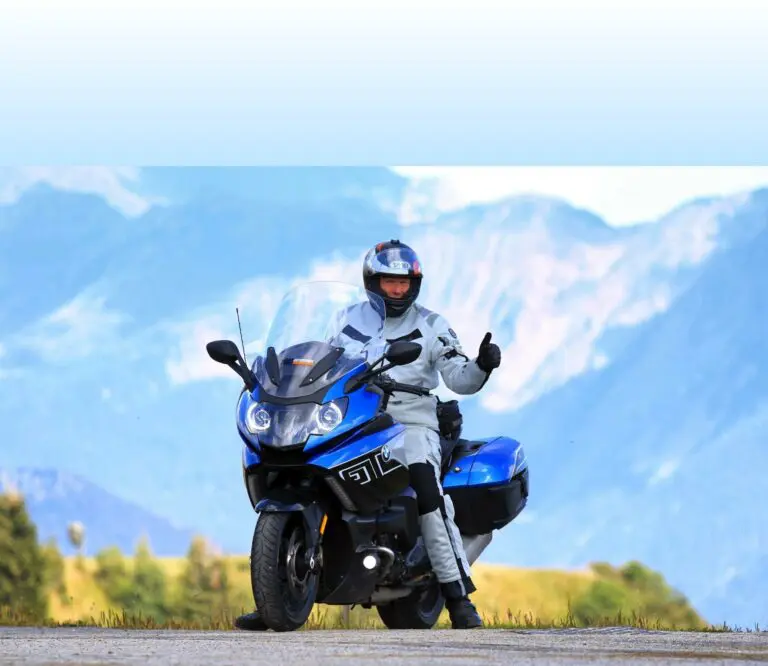 Tourguide Michael van That Motortours op zijn BMW motor in de bergen