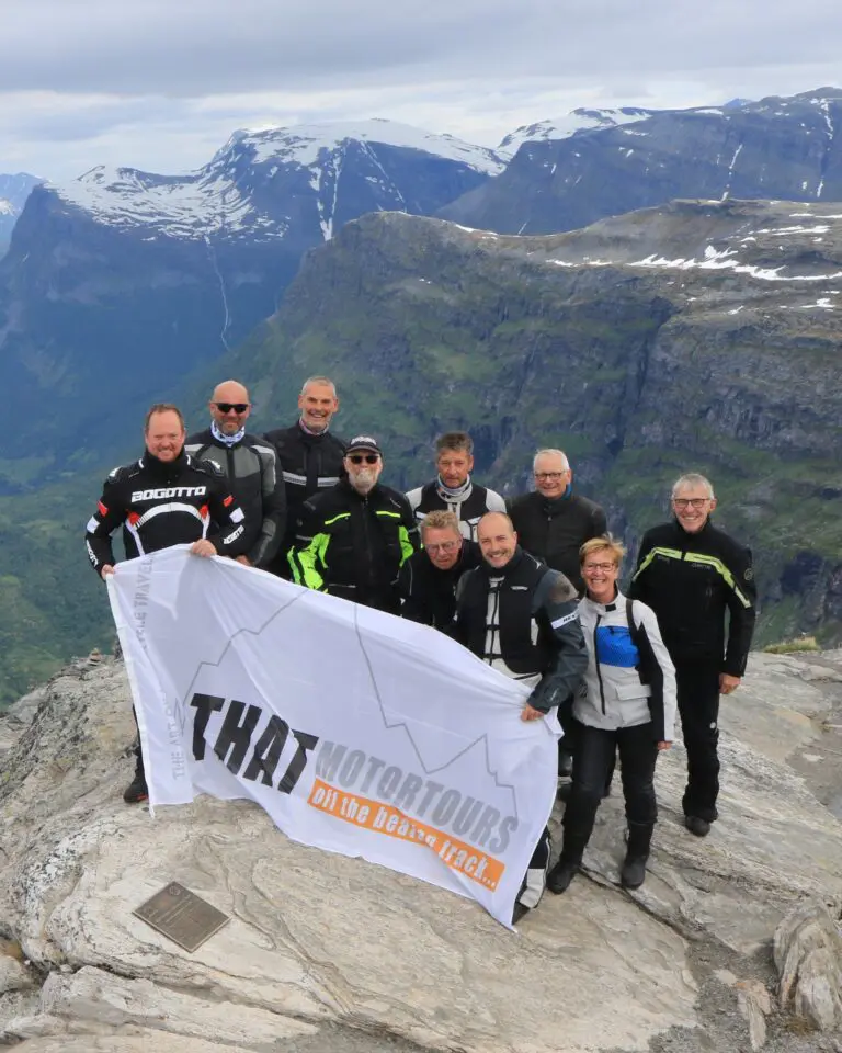 Groep motorrijders onderweg tijdens groepskorting motorreizen van THAT Motorreizen