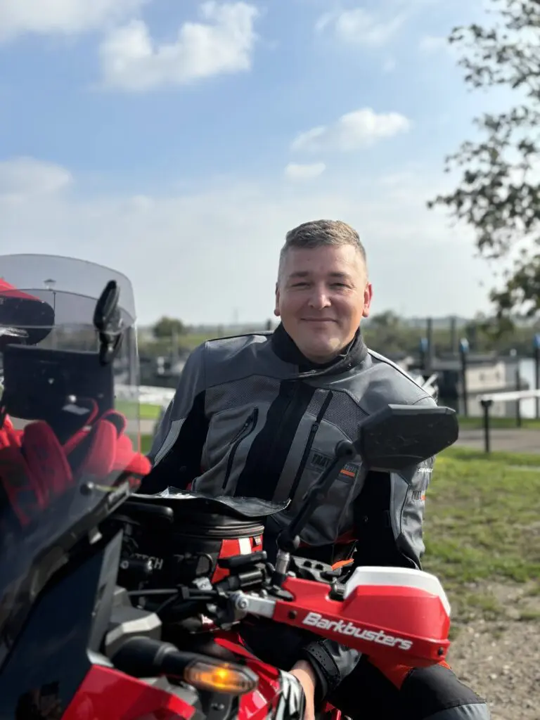 Herman Boersma bij zijn motor, tourguide bij THAT Motortours