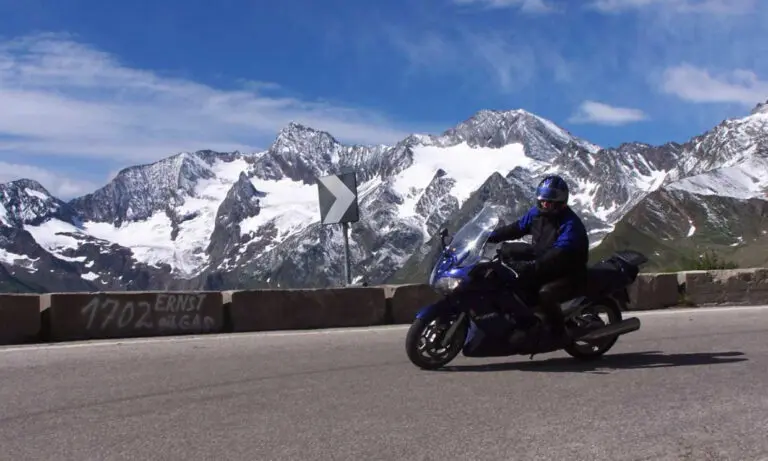 Motorrijder rijdt door winters landschap – motorrijden in de winter met THAT Motorreizen