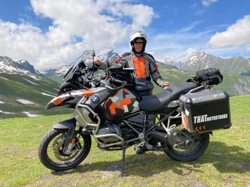 Tourguide van THAT Motorreizen onderweg op de motor in de Alpen