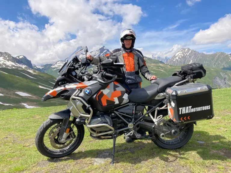 Tourguide achter motor in de Alpen
