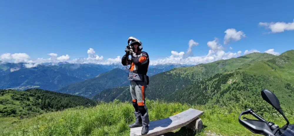 Tourguide Raymond fotograferend tijdens groepsreis met THAT Motorreizen