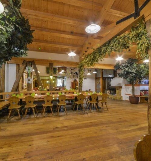 Sfeervol hotelrestaurant tijdens de motorreis Majestic Alpen door de Alpen