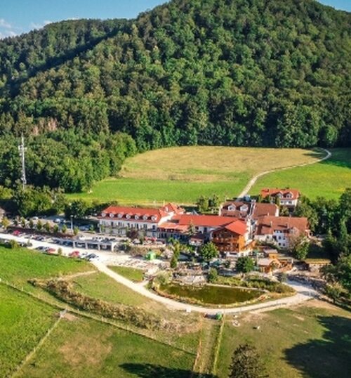 Hotel in een groene Alpenvallei tijdens de motorreis Majestic Alpen