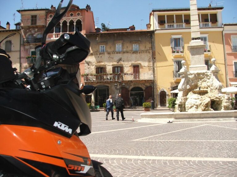 KTM-motor op een historisch plein tijdens een motorreis door Lazio