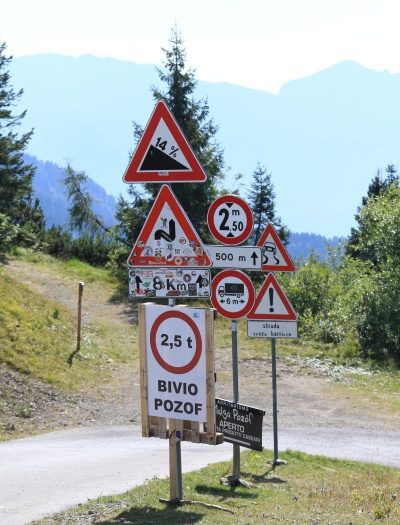 Verkeersborden bij bergpas tijdens dag 8 van de motorreis Oostenrijk Italië Slovenië – afscheid van de Alpen en terugrit richting Nederland.