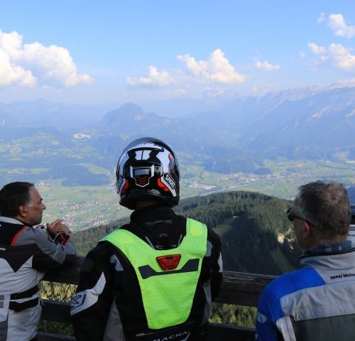 Motorrijders genieten van het uitzicht over de Alpen tijdens dag 3 van de motorreis Oostenrijk Italië Slovenië: panoramastop na 300 km tourdag.