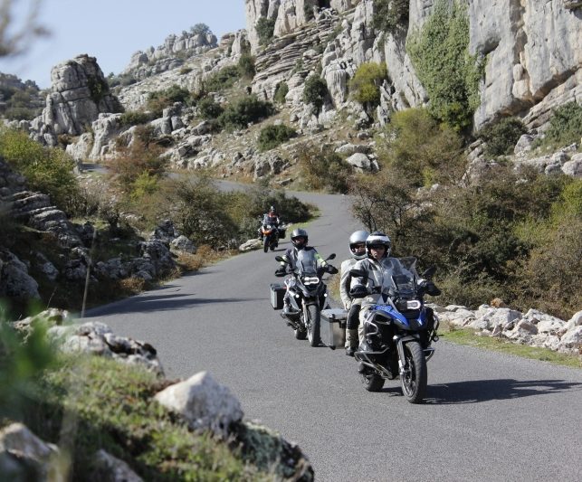 Motorrijders op een bergweg tussen rotsformaties in Andalusië