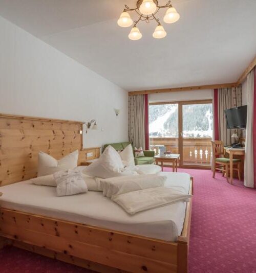 Hotelkamer met balkon en uitzicht op de Alpen