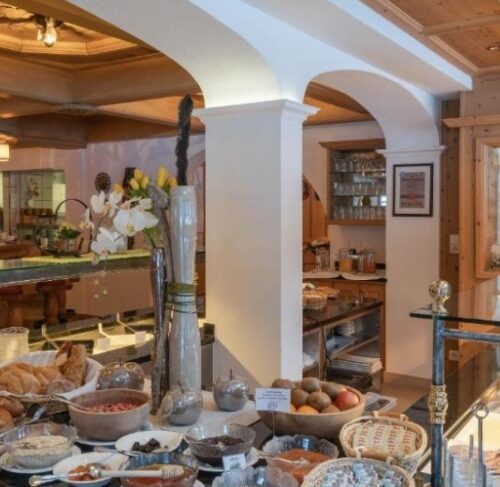 Hotelrestaurant met ontbijtbuffet in de Alpen