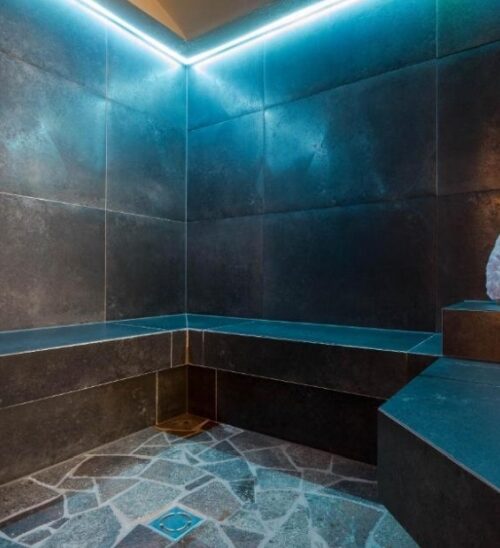 Wellnessruimte met stenen banken en zoutsteen