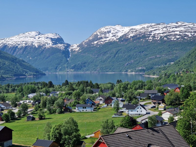 Fjorddorp met besneeuwde bergen tijdens motorreis Norwegian Fairytale, Fjord Norway