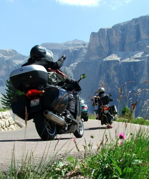 Motorrijders op een bergweg door de Dolomieten in Zuid-Tirol, Italië