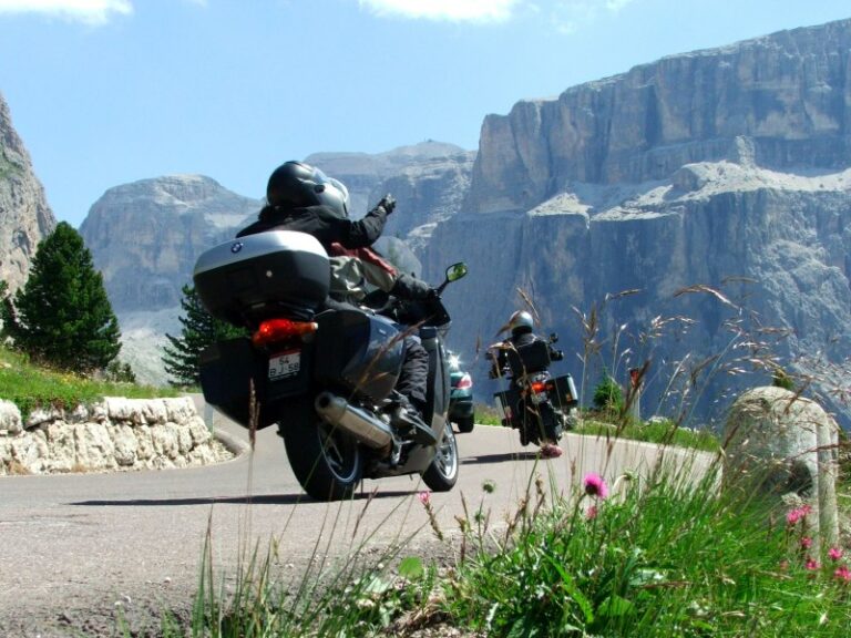 Motorrijders op een bergweg door de Dolomieten in Zuid-Tirol, Italië