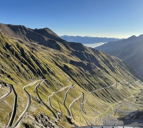 Haarspeldbochten door de Dolomieten in Zuid-Tirol, Italië