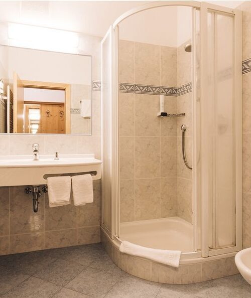 Hotelbadkamer met douche tijdens de motorreis Majestic Alpen