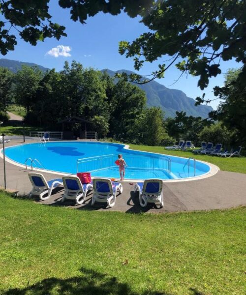 Buitenzwembad van het hotel met uitzicht op de Alpen tijdens de motorreis Majestic Alpen