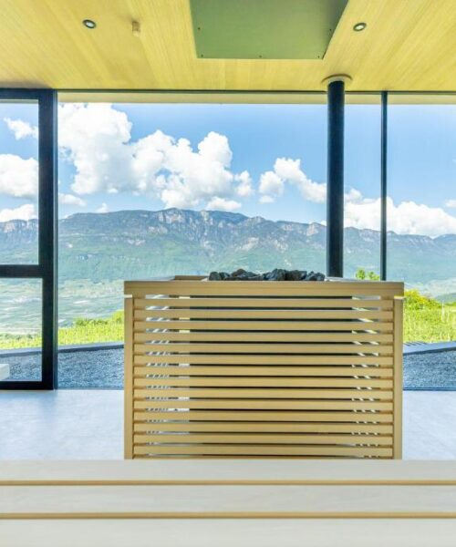 Moderne sauna met uitzicht op de Alpen tijdens de motorreis Majestic Alpen