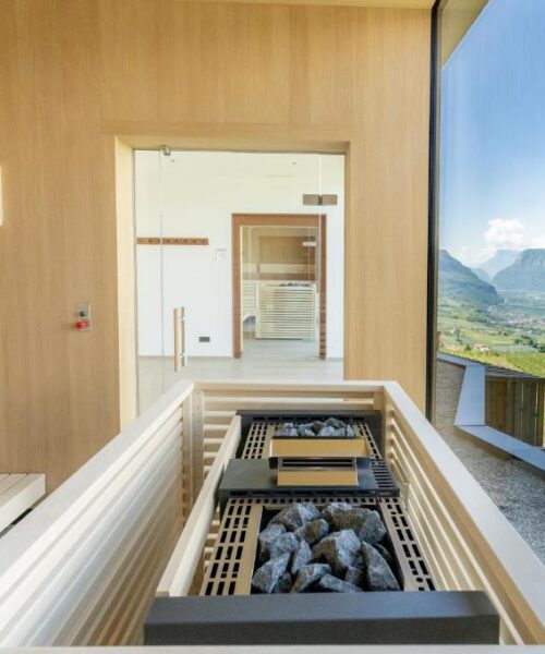 Sauna met uitzicht op de Alpen tijdens de motorreis Majestic Alpen