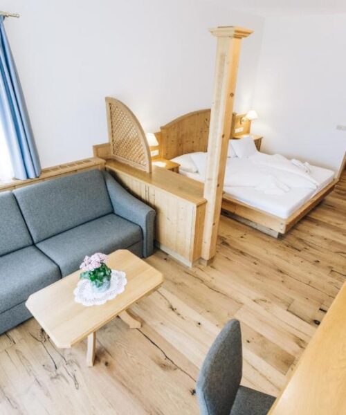 Hotelkamer met zithoek tijdens de motorreis Majestic Alpen