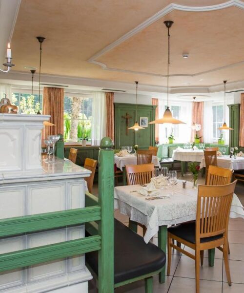 Hotelrestaurant met uitzicht op de Alpen tijdens de motorreis Majestic Alpen