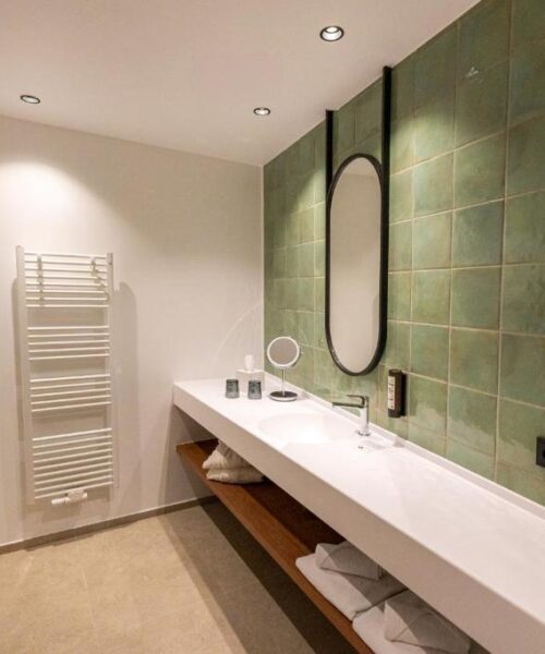 Moderne hotelbadkamer tijdens de motorreis Majestic Alpen