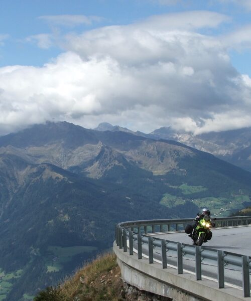 Motorrijder op een bergweg door de Dolomieten in Zuid-Tirol, Italië