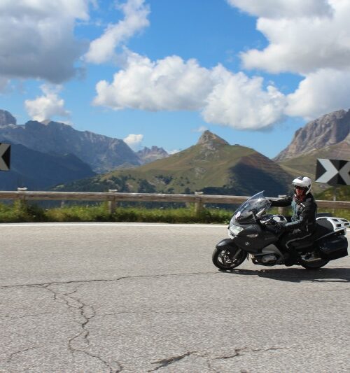 Motorrijder op een bergweg door de Dolomieten in Zuid-Tirol, Italië